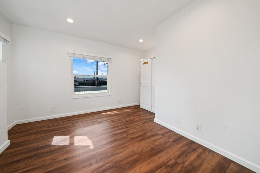 More Photos Of 2283 N Batavia St, Orange Contractor Storage Yard For Sale