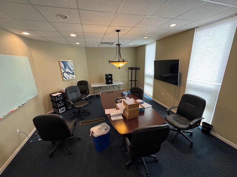 More Photos Of 4 Bonnie Ln, Yorkville Office For Sale
