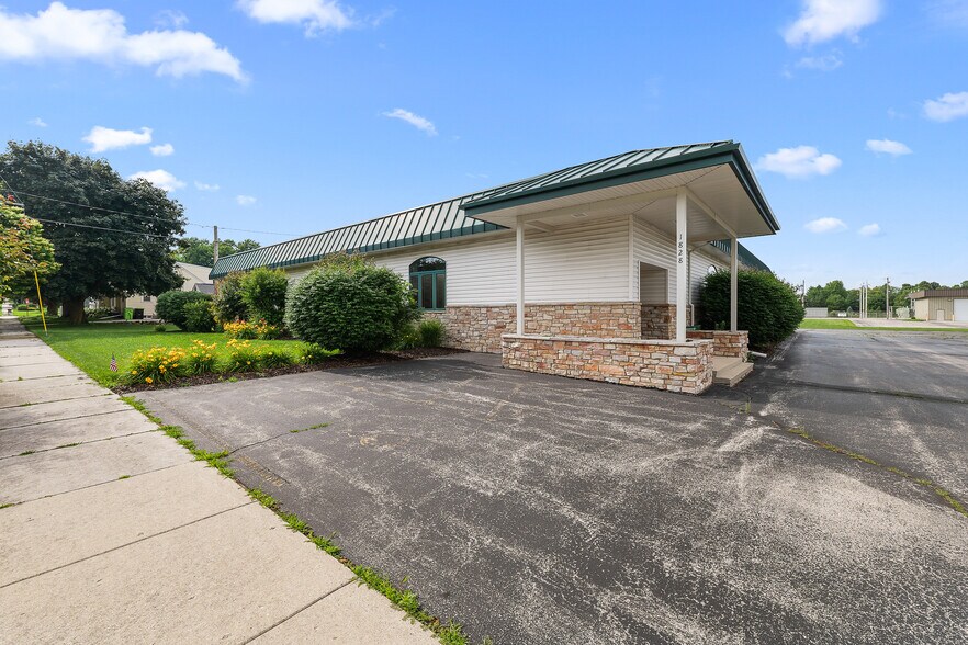 More Photos Of 1828 Park Ave, New Holstein Light Distribution For Sale