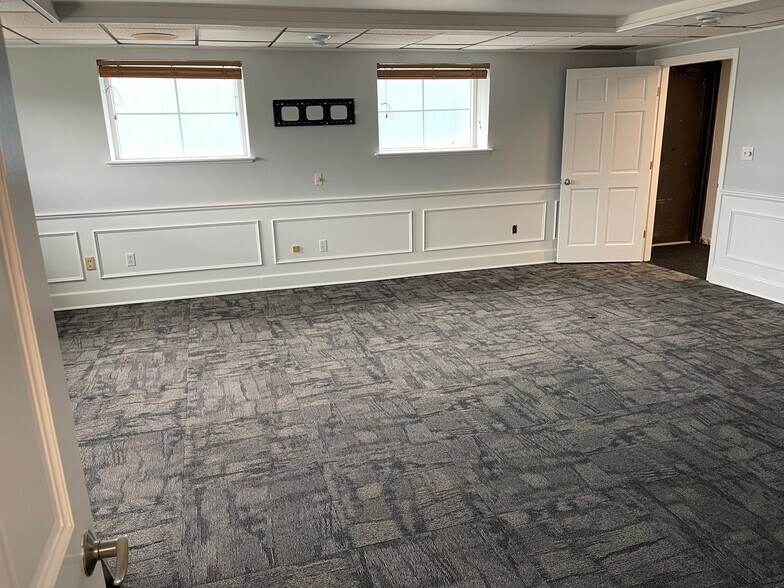 More Photos Of 246 S Meadow Rd, Plymouth Flex For Lease