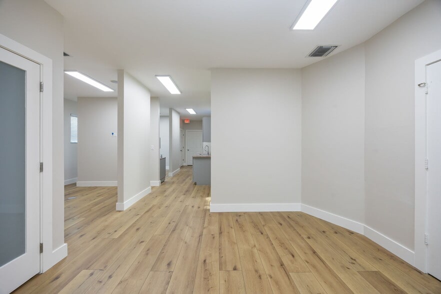 More Photos Of 871 106th Ave N, Naples Medical For Sale