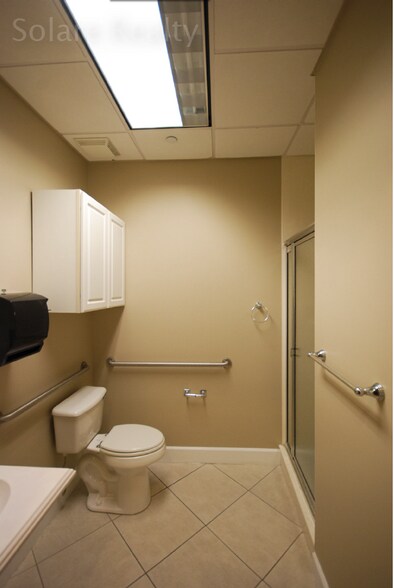 More Photos Of 7751 Kingspointe Pky, Orlando Light Distribution For Lease
