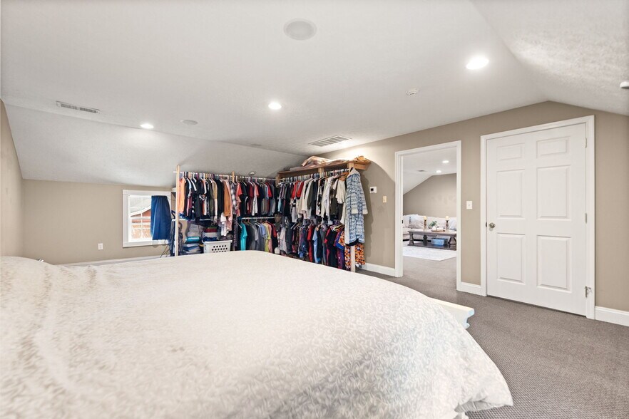 More Photos Of 4418 Main St, Clay City Flex For Sale