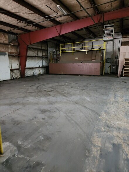 More Photos Of 712 Industrial Ln, Oneida Distribution For Sale