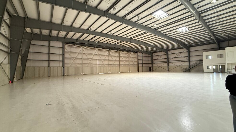 More Photos Of 3501 N Lakewood Blvd, Long Beach Airplane Hangar For Lease