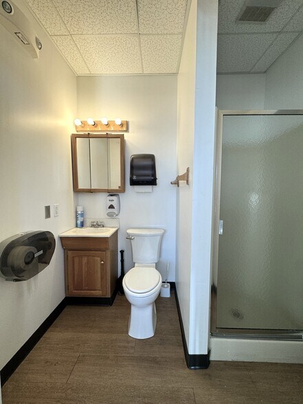 More Photos Of 4 Betty St, Everett Flex For Lease