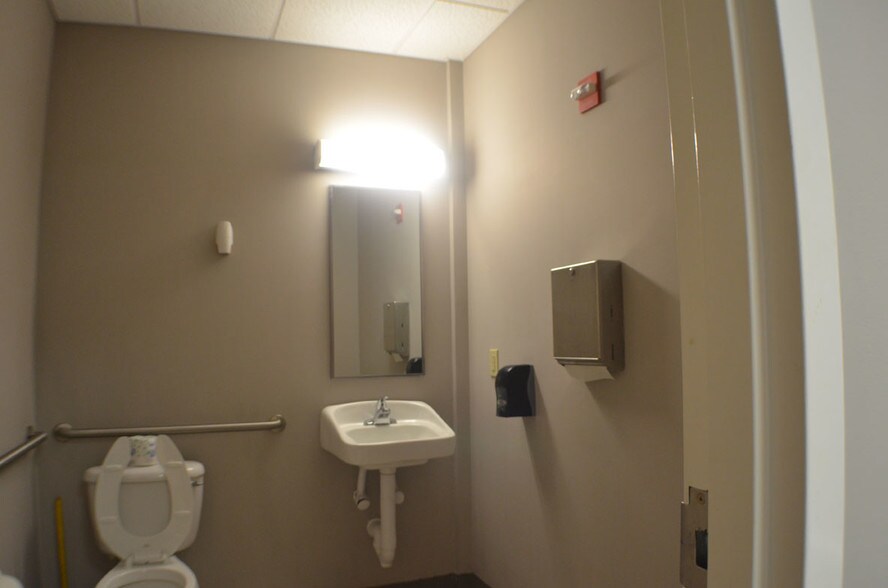 More Photos Of 3120 Latrobe Dr, Charlotte Showroom For Lease
