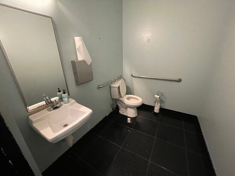 More Photos Of 1700 35th St, Orlando Warehouse For Lease