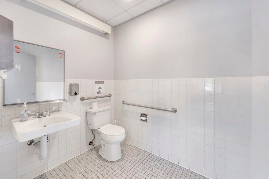 More Photos Of 101-105 Dutch Hill Rd, Orangeburg Office For Sale