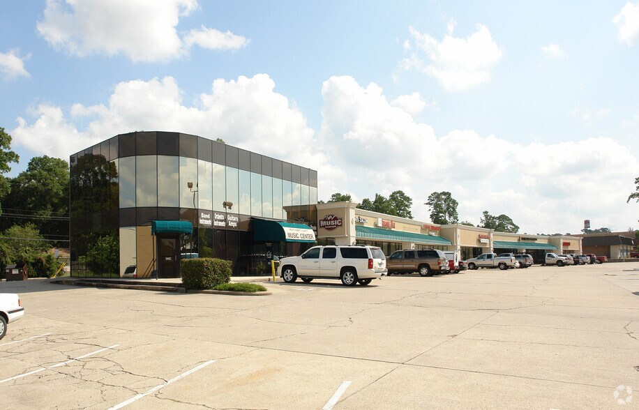 More Photos Of 902-932 W Dallas St, Conroe Freestanding For Lease