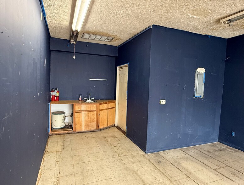 More Photos Of 11723 Saticoy St, North Hollywood Storefront For Lease