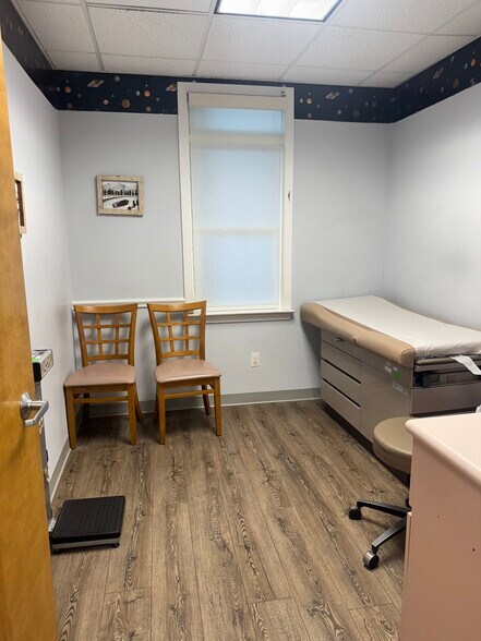 More Photos Of 5 Squiretown Rd, Hampton Bays Medical For Sale