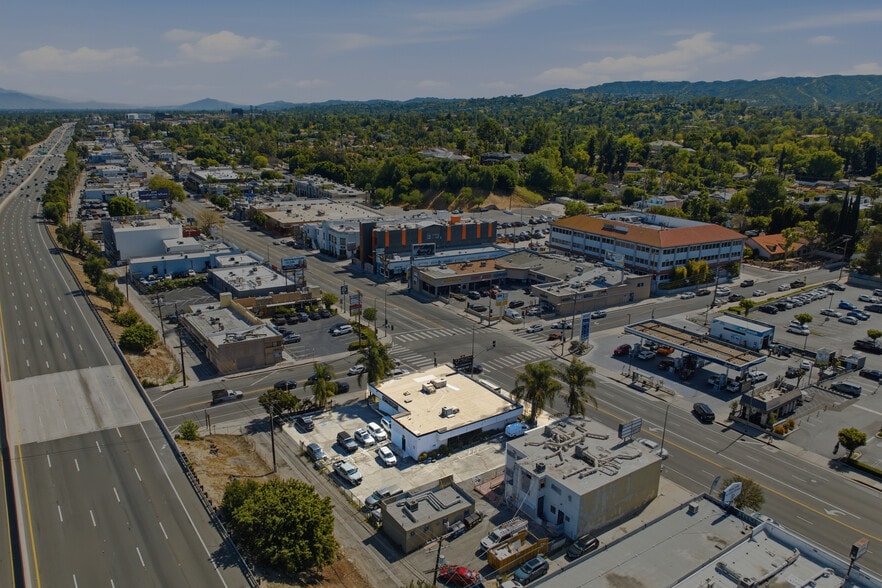 More Photos Of 19701 Ventura Blvd, Woodland Hills General Retail For Sale
