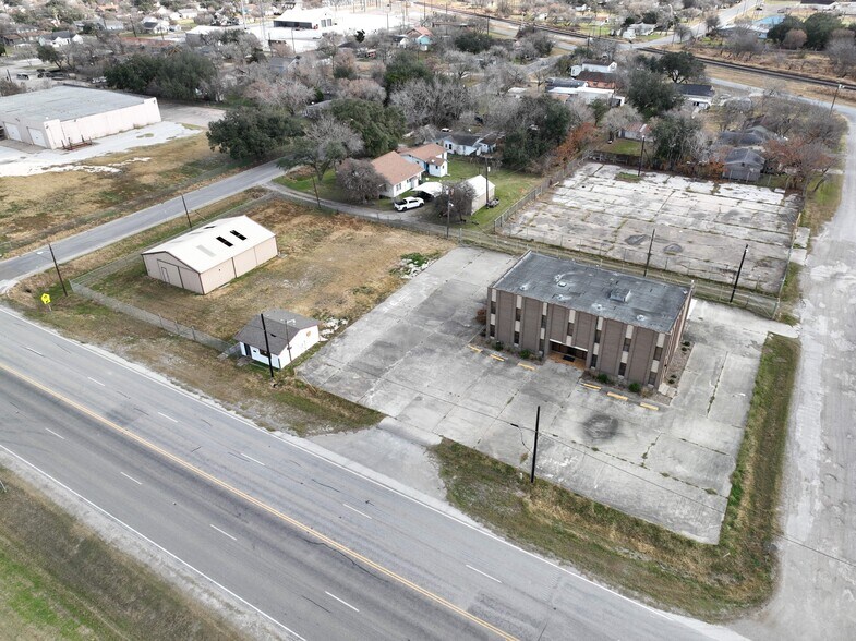 More Photos Of 917 U.S. 77, Sinton Manufacturing For Sale