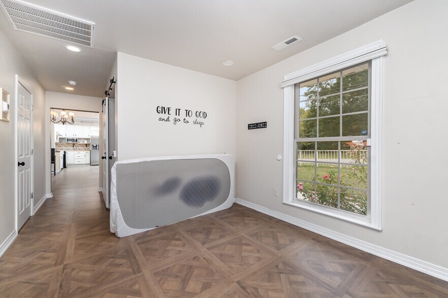 More Photos Of 9008 N Lakebrook Rd, Charlotte Light Distribution For Sale