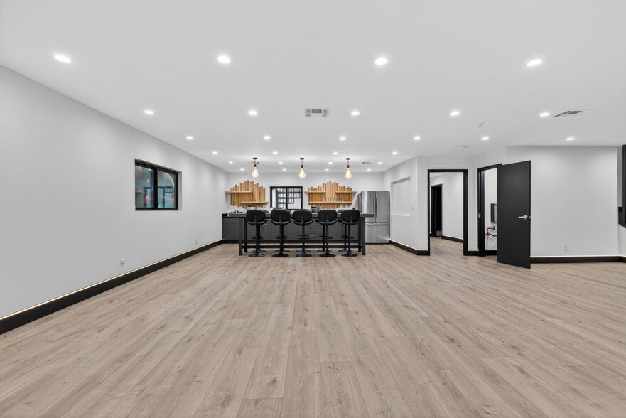 More Photos Of 703 S Main St, Burbank Showroom For Sale