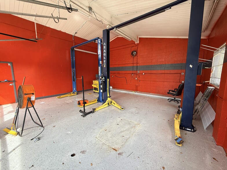 More Photos Of 302 N Main St, Fuquay-Varina Convenience Store For Lease