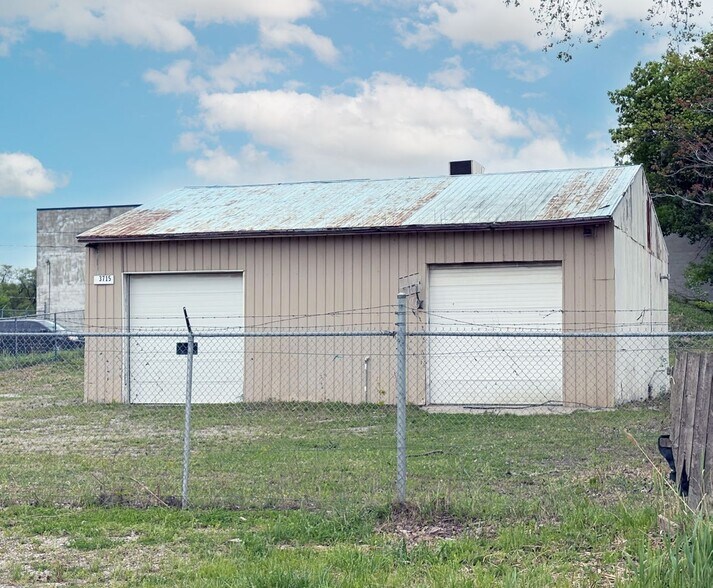 More Photos Of 3715 Russell St, Windsor Industrial For Sale