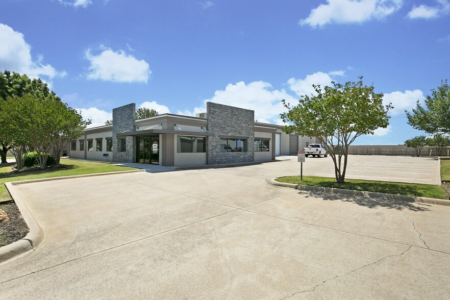 More Photos Of 2875 Exchange Blvd, Southlake Light Distribution For Lease