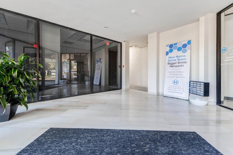 More Photos Of 4675 Sweetwater Blvd, Sugar Land Unknown For Lease
