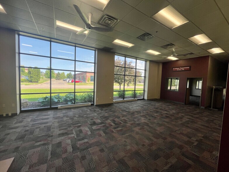 More Photos Of 100 Bridgepoint Way, South Saint Paul Showroom For Sale