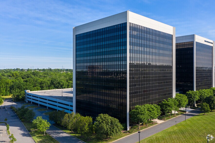 More Photos Of 399 Thornall St, Edison Office For Lease