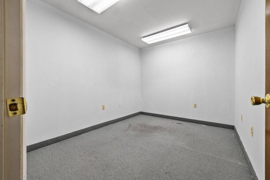 More Photos Of 5875-5881 Allentown Rd, Suitland Office For Sale