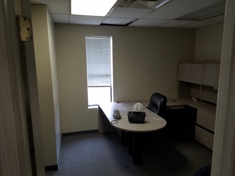 More Photos Of 14500-14550 E 11 Mile Rd, Warren Manufacturing For Lease