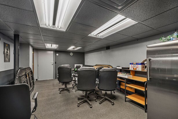 More Photos Of 7813 Buffalo Ave, Niagara Falls Showroom For Sale