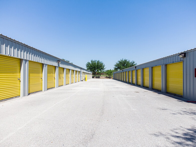 More Photos Of 4620-4630 Old Lucerne Park Rd, Winter Haven Self Storage For Lease