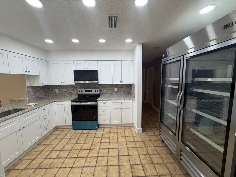 More Photos Of 35 Harbor Woods Cir, Safety Harbor Specialty For Sale