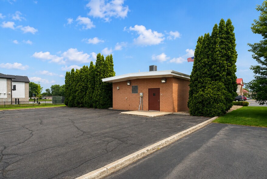 More Photos Of 350 Fern St, Big Lake Veterinarian Kennel For Sale