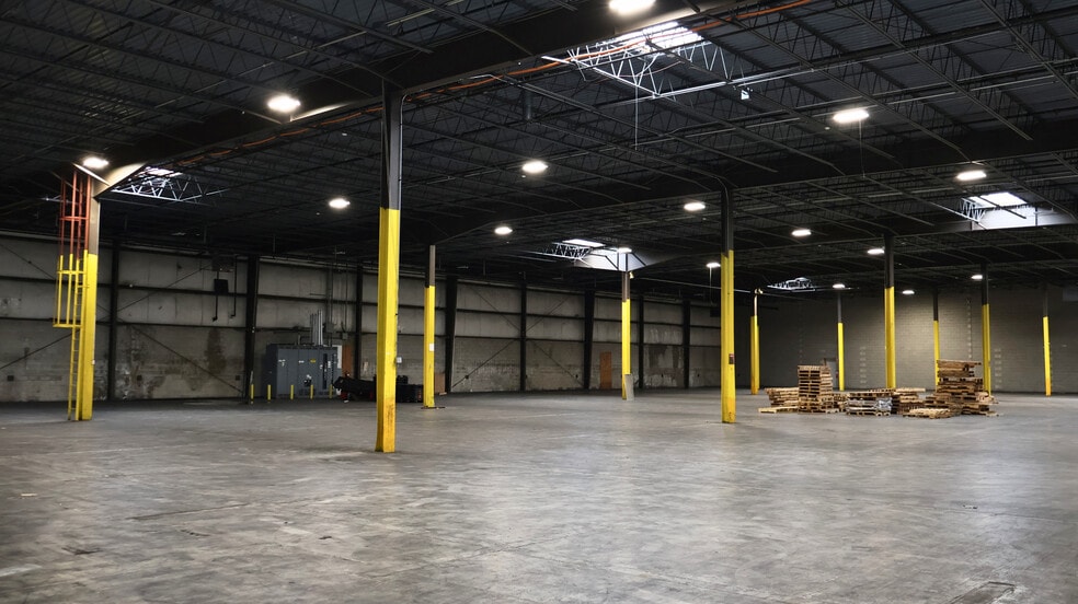 More Photos Of 300 Russell Dr, Middletown Warehouse For Lease