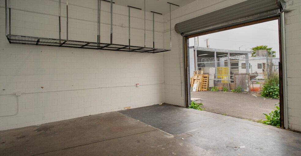 More Photos Of 3641-3645 10th Ave, Los Angeles Showroom For Lease