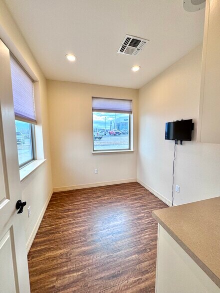 More Photos Of 101 S US Highway 75, Denison Medical For Lease