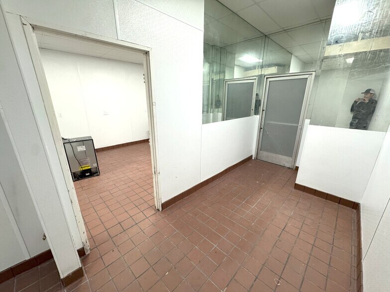 More Photos Of 100-112 W 9th St, Los Angeles Office For Lease