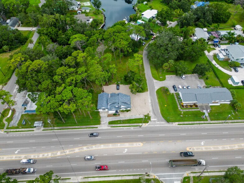 More Photos Of 301 N US Highway 41, Ruskin Office Residential For Lease