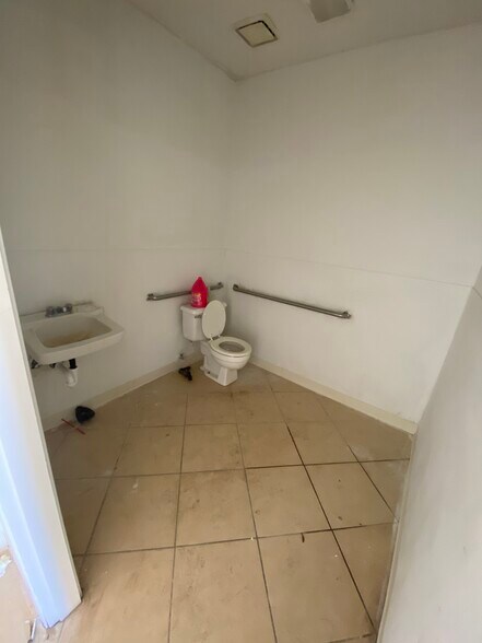 More Photos Of 1700 S K St, Tulare Storefront Retail Office For Lease