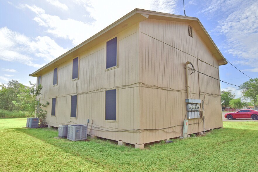 More Photos Of 303-511 E Reagan Rd, Beeville Multifamily For Sale