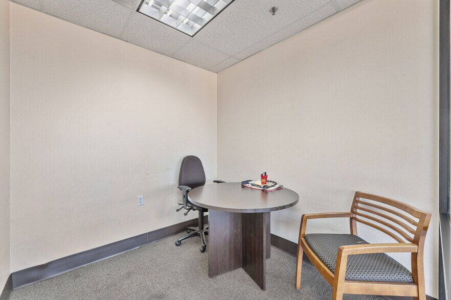 More Photos Of 940 N I-35 E, Lancaster Auto Dealership For Lease