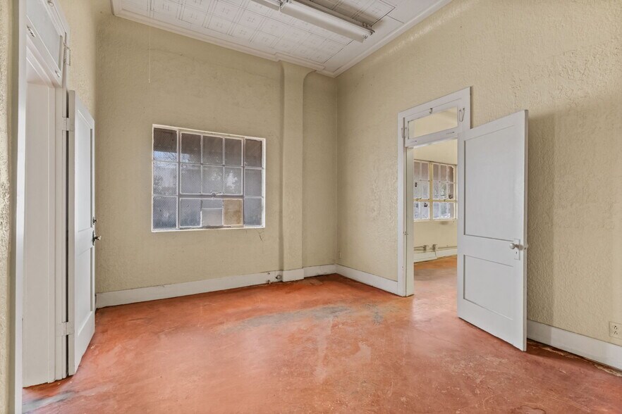 More Photos Of 135 E Cevallos St, San Antonio Manufacturing For Lease