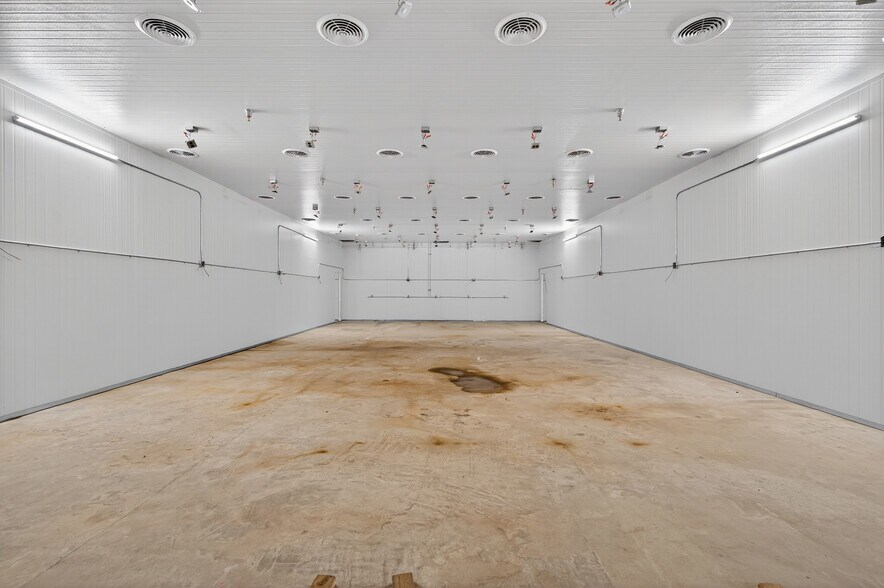 More Photos Of 11019 Penrose St, Sun Valley Manufacturing For Sale