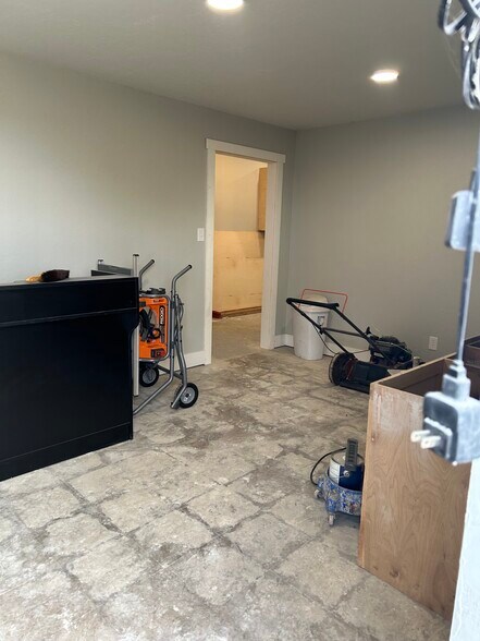 More Photos Of 1802 SW Sheridan Rd, Lawton Manufacturing For Sale