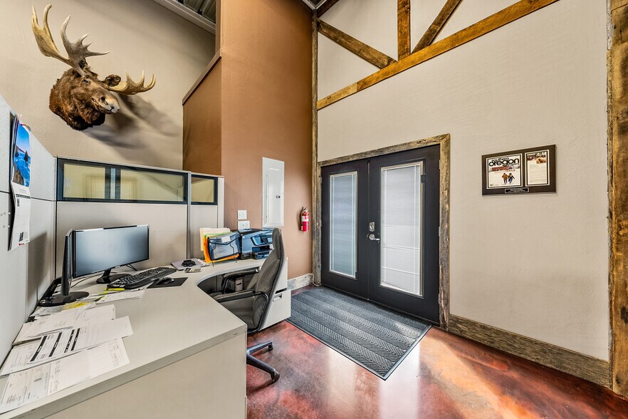 More Photos Of 3811 Crater Lake Hwy, Medford Warehouse For Sale