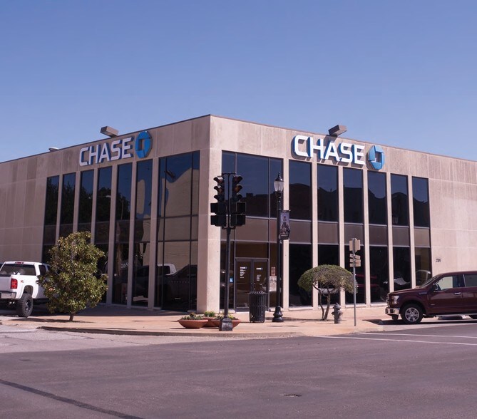 More Photos Of 231 W Main St, Denison Office For Lease