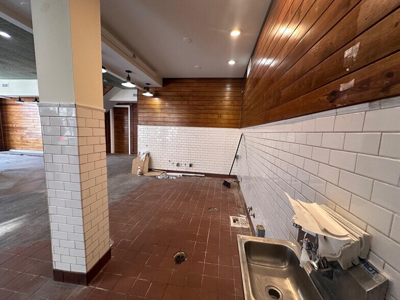 More Photos Of 32 N Market St, Charleston Storefront For Lease