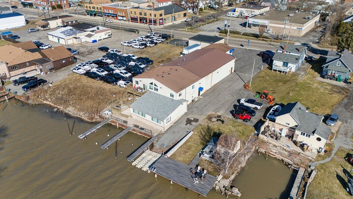 More Photos Of 7813 Buffalo Ave, Niagara Falls Showroom For Sale