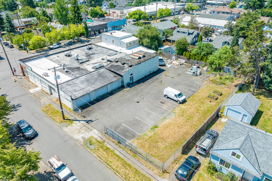 More Photos Of 7131-7145 NE Glisan St, Portland Showroom For Lease