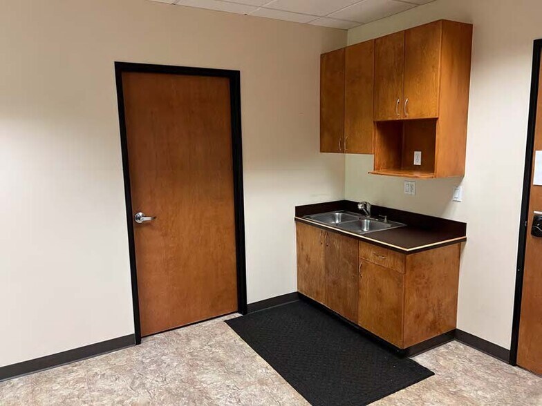 More Photos Of 11000 SW Barbur Blvd, Portland Office For Sale
