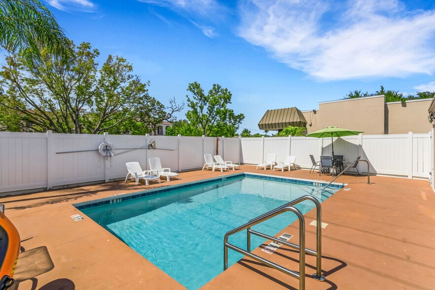 More Photos Of 340 Tamiami Trl S, Venice Hotel For Sale
